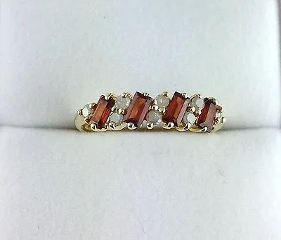 Beautiful 9ct Yellow Gold Garnet & Diamond Ring - Size P