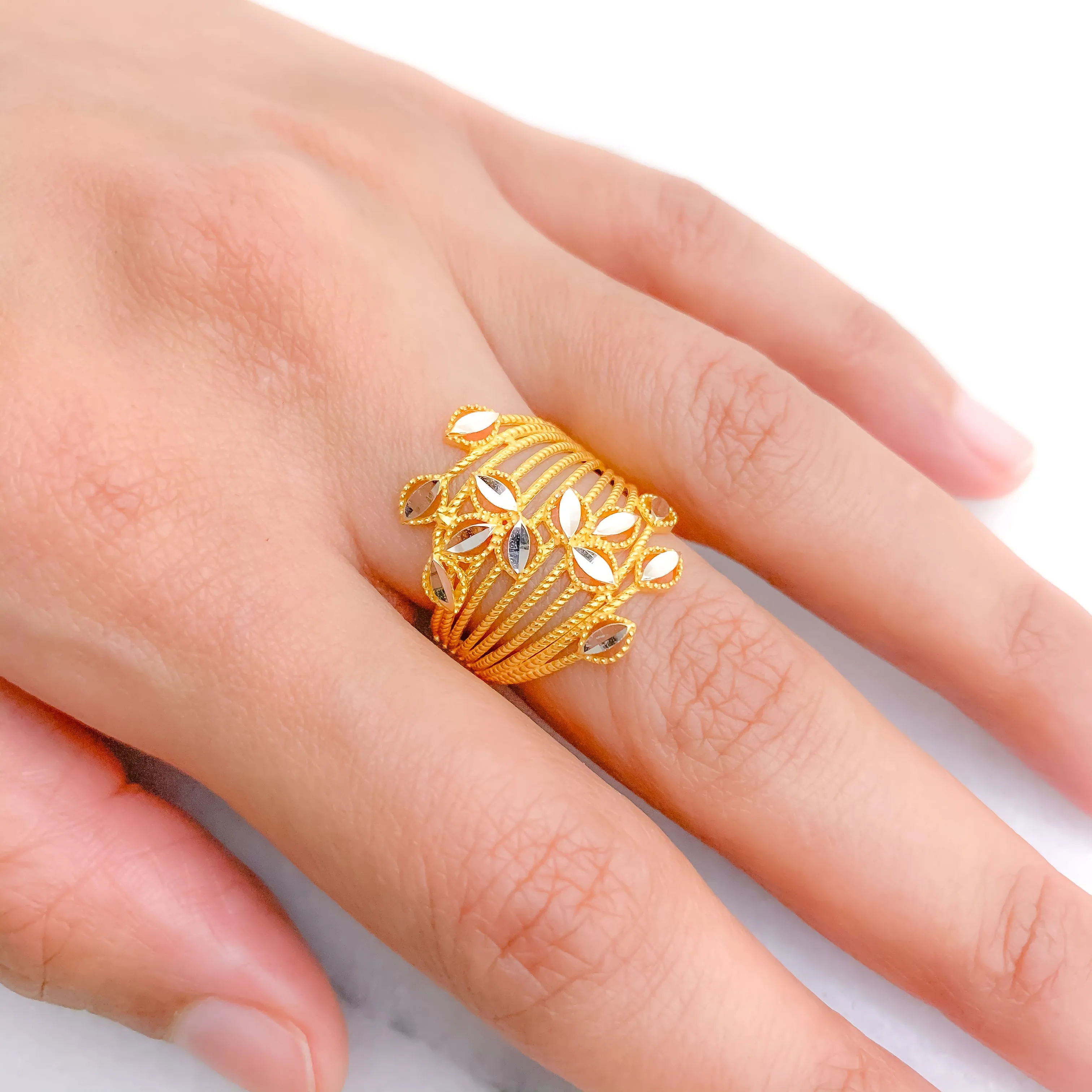 Beautiful Shining Leaves Ring
