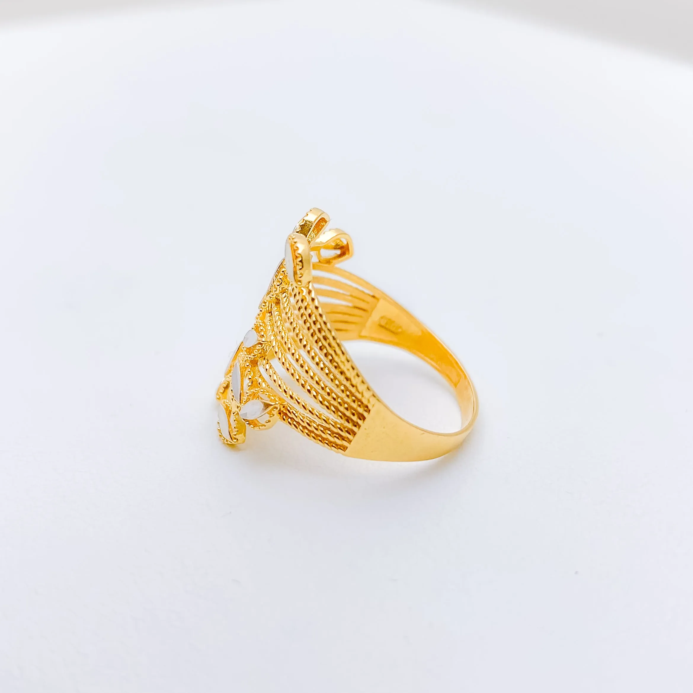 Beautiful Shining Leaves Ring