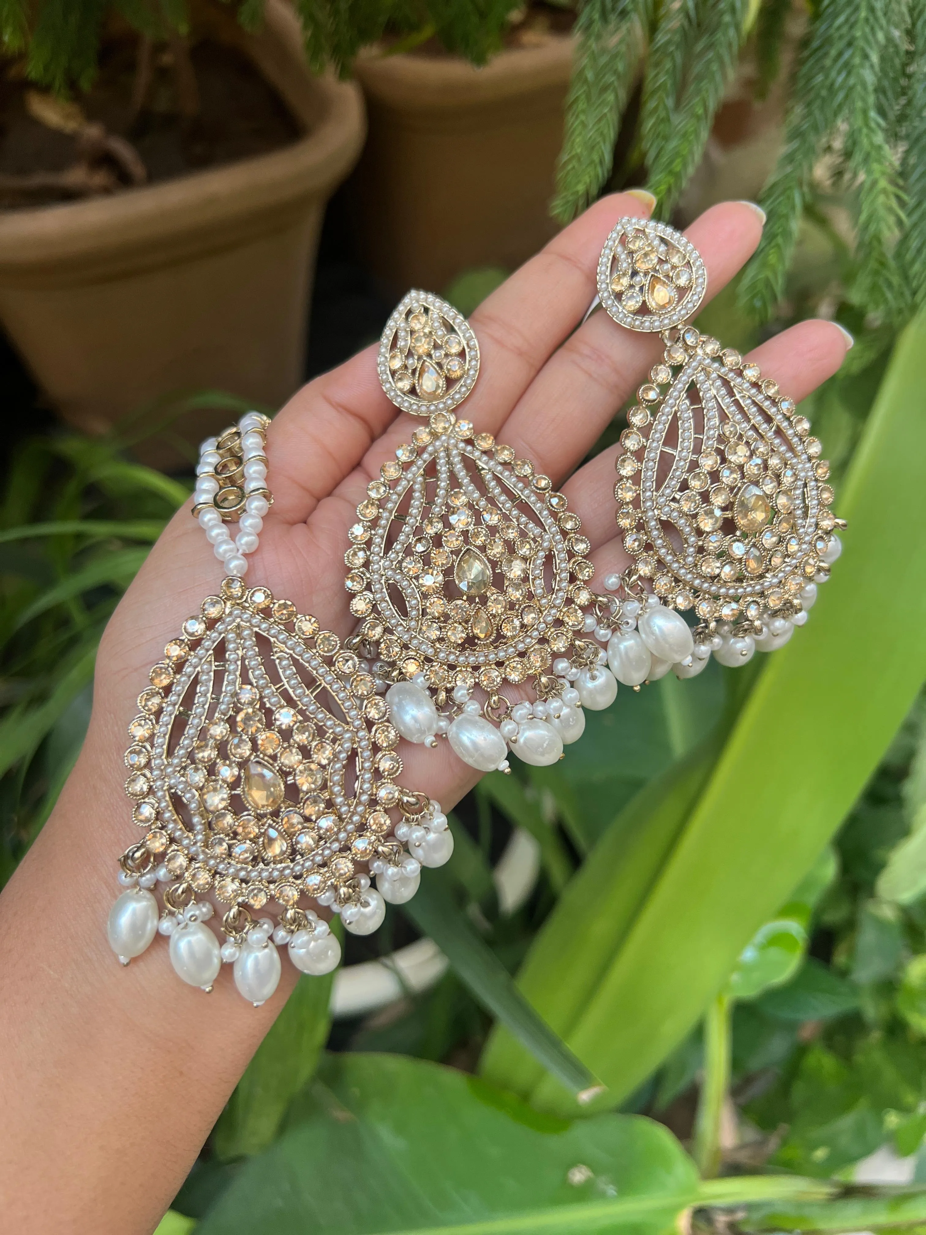Classic Kundan Earrings and Mang Tikka Set for Weddings and Cultural Celebrations