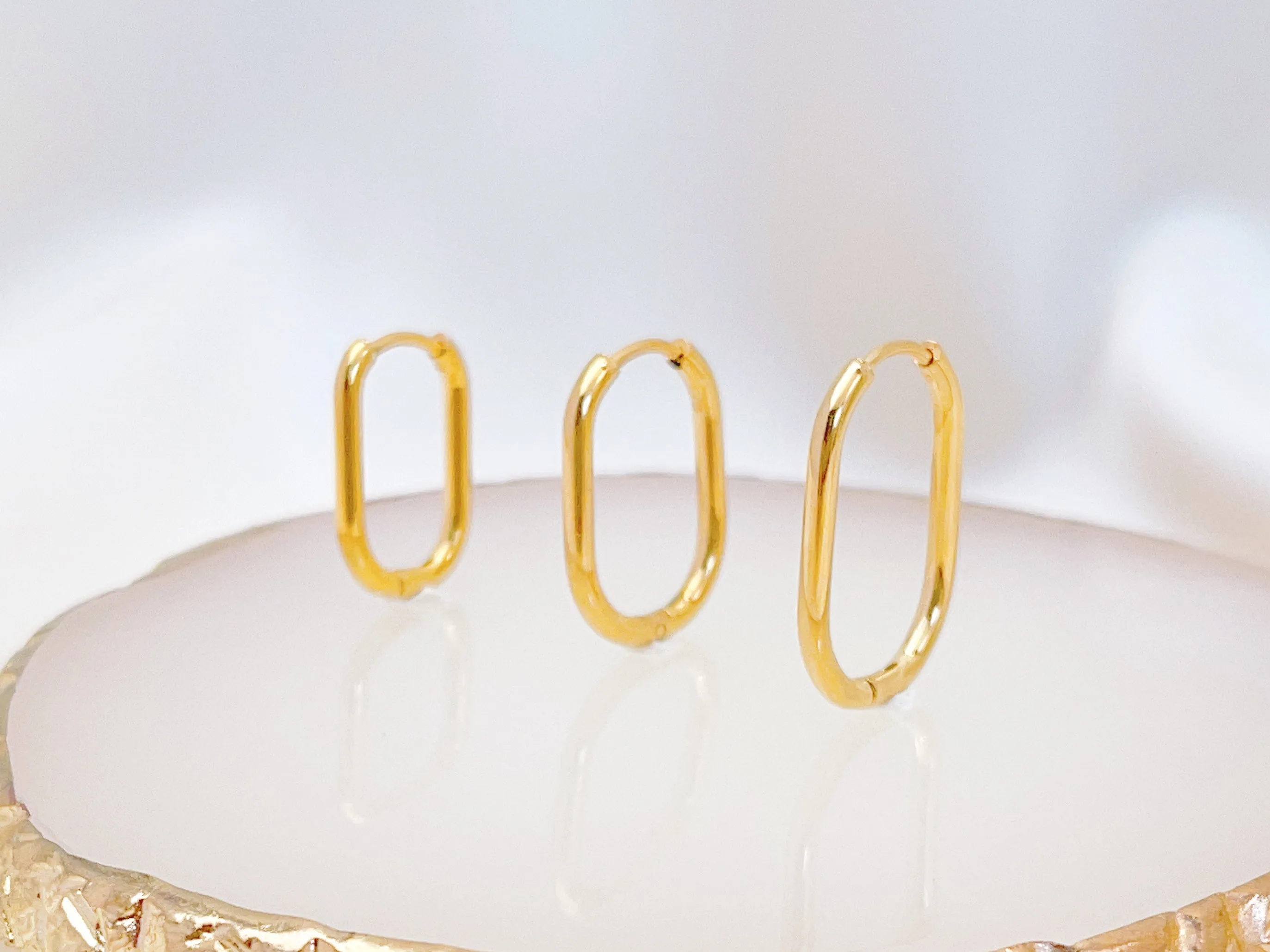 E080 gold oval rectangular hoops