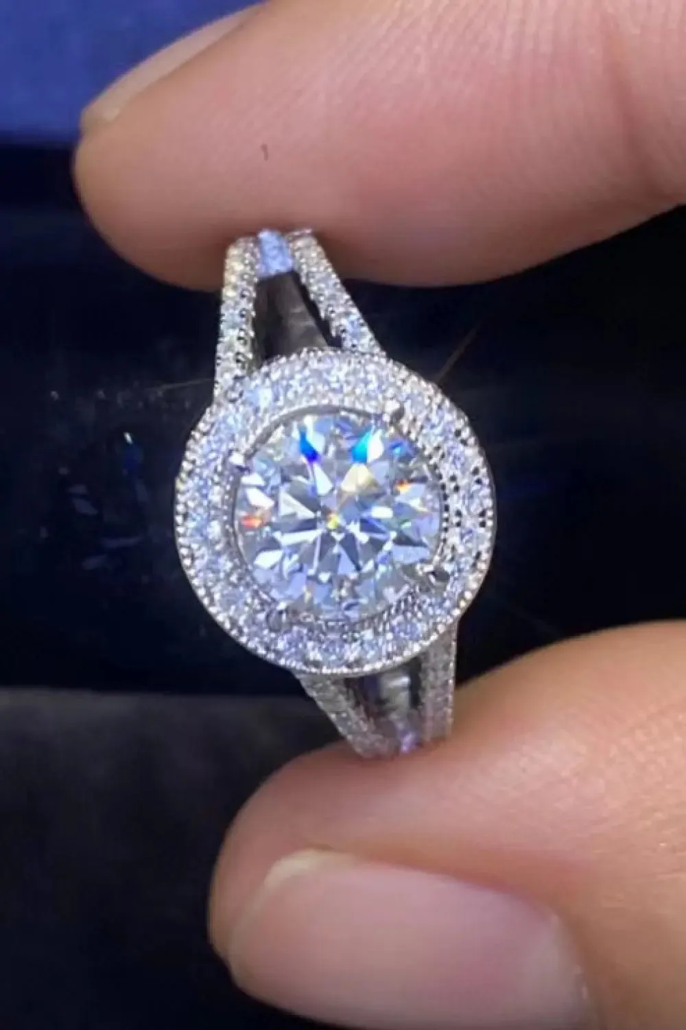 LOVCIA Shiny and Chic 1 Carat Moissanite Ring